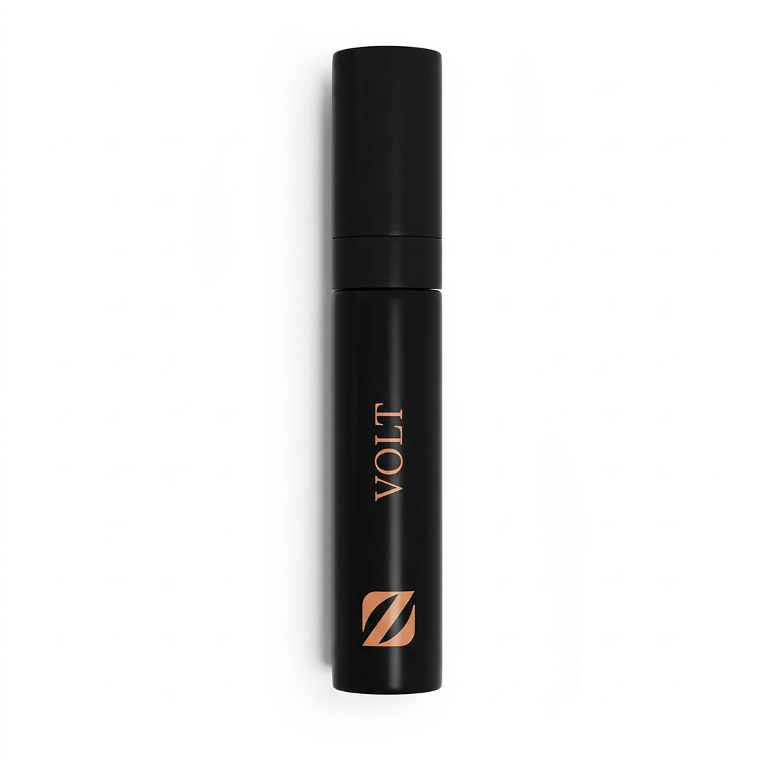 Vaporisateur de voyage noir Olfazeta by Chogan Volt, nom et logo Z cuivrés sur fond blanc