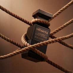 Čierny flakón Olfazeta by Chogan Luxury N°75 ovinutý béžovými lanami na teplo hnedom pozadí