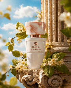 Weißer Flakon Olfazeta by Chogan Millésime N°25 auf einem Säulenkapitell, Jasminblüten und blauer Himmel