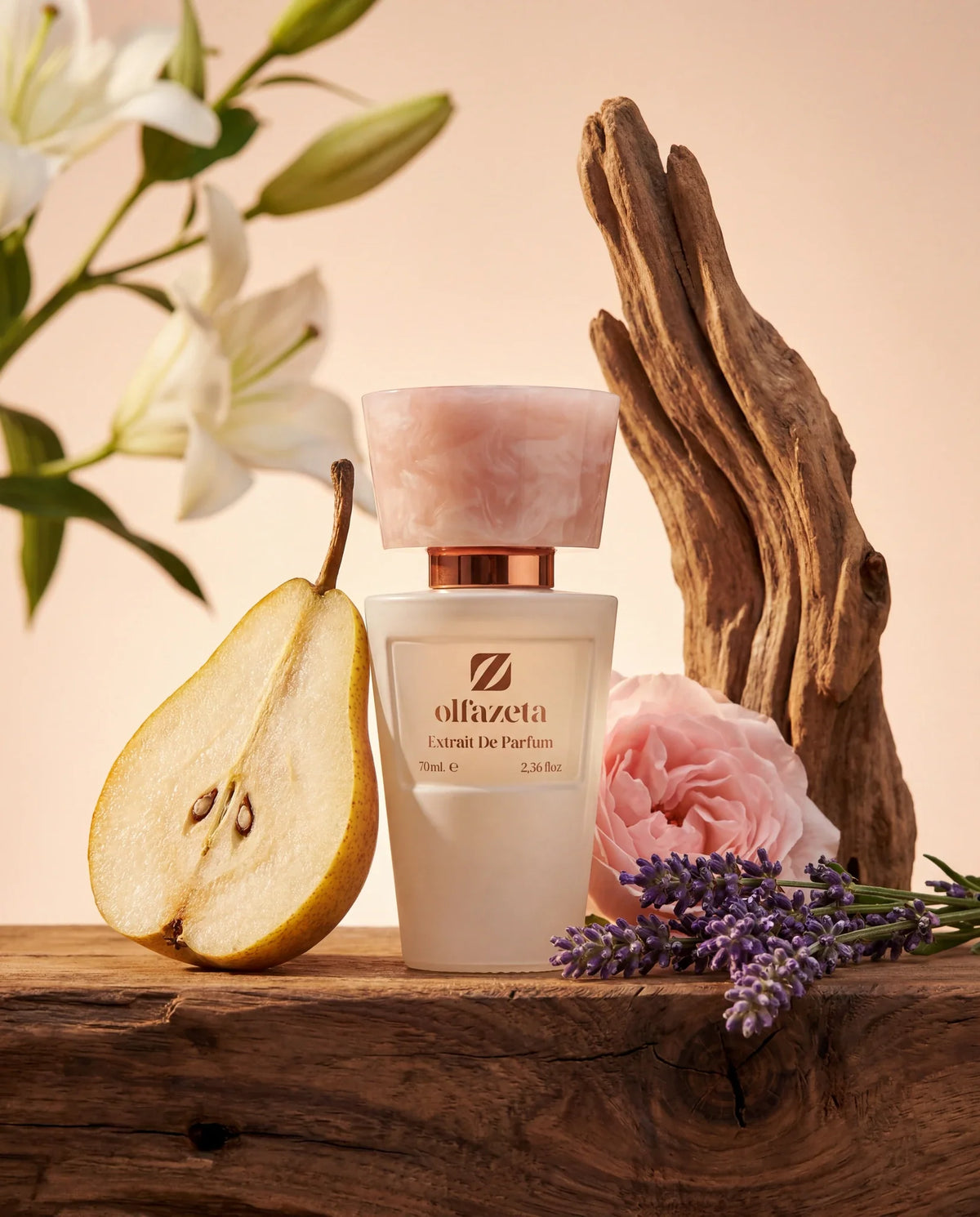 Rosafarbener Flakon Olfazeta by Chogan Millésime N°115 mit aufgeschnittener Birne, Rose, Lavendel und Treibholz