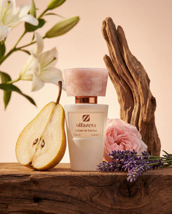 Rosafarbener Flakon Olfazeta by Chogan Millésime N°115 mit aufgeschnittener Birne, Rose, Lavendel und Treibholz